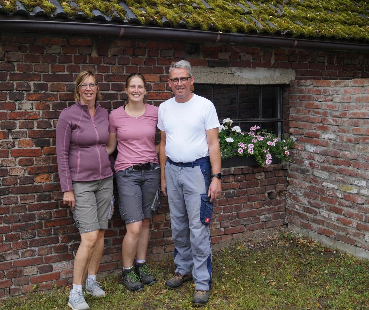 Familie Bettermann vor dem Neulandhof in Menden
