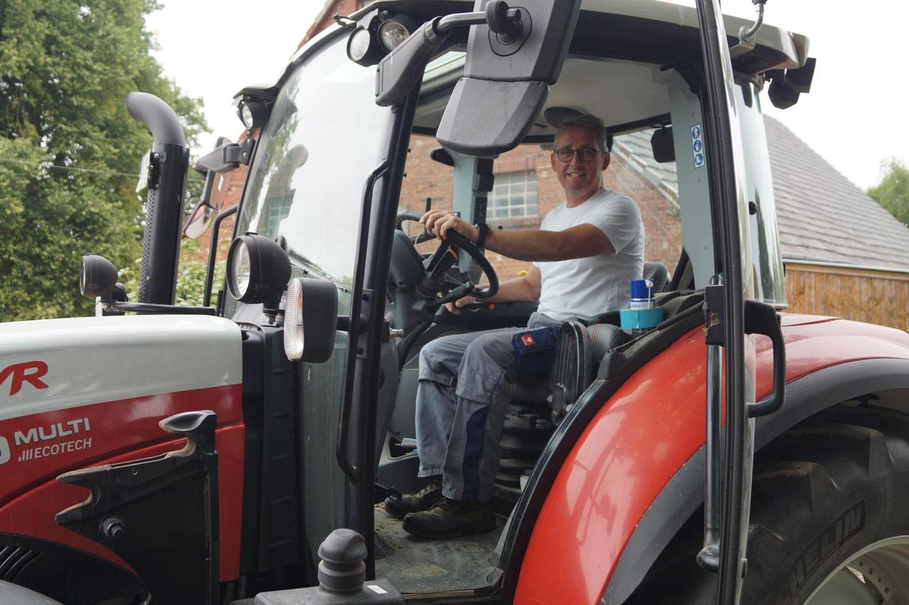 Familie Bettermann bei der Arbeit auf dem Traktor